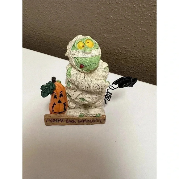 VINTAGE HALLOWEEN ZOMBIE MUMMY RESIN FIGURINE 2.75"H x 2"W BAT & PUMPKIN EUC - Picture 1 of 11